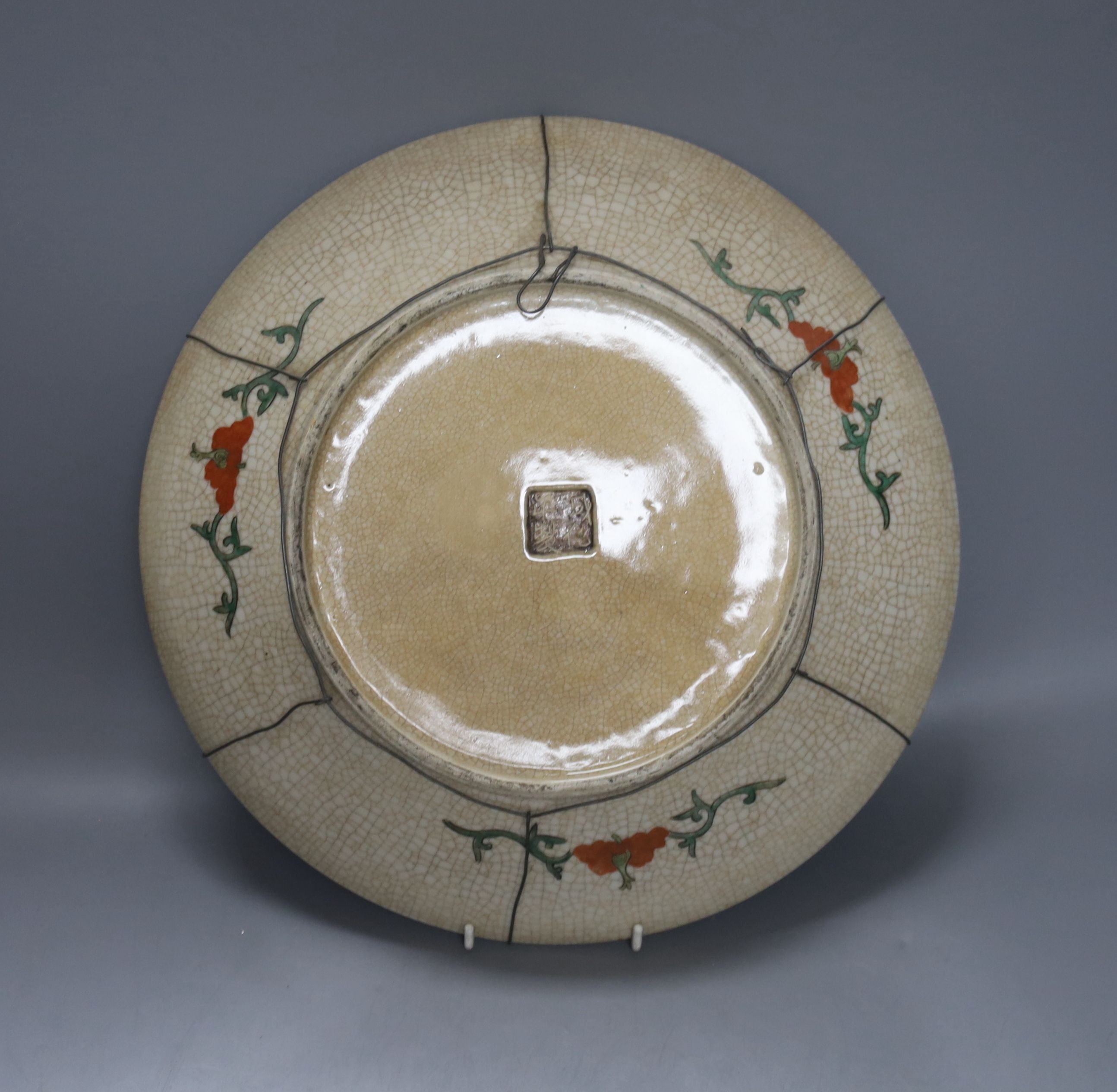 A Chinese crackle glaze dish, early 20th century, depicting a battle scene 33cm
